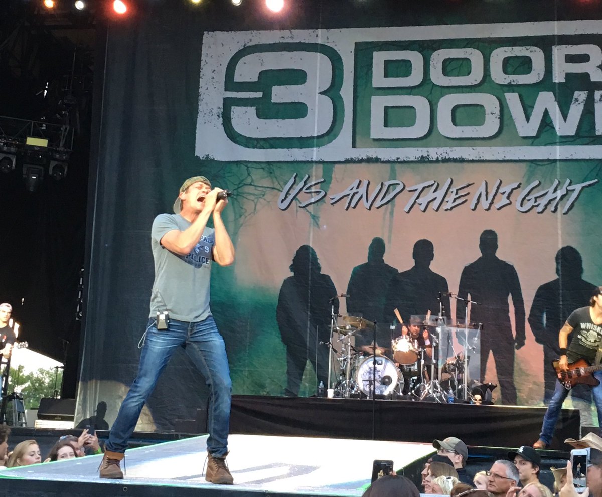 ChrisRstrib's tweet photo. After a mini-donut beer, having "Kryptonite" rockers @3doorsdown open for @TobyKeithMusic doesn't seem so odd. #StribStateFair https://t.co/Hr79OGeBs7