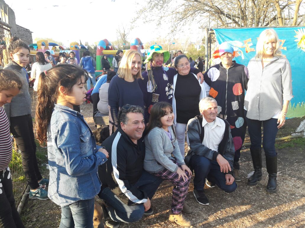 arenacarlos's tweet photo. Gracias Marina y Eli por el esfuerzo y dedicación. Trabajan en el Club Lyons del Barrio Salas. Hoy celebramos el día del niño con los chicos https://t.co/azzT2gW9uM