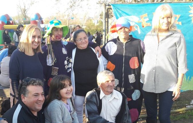 arenacarlos's tweet photo. Gracias Marina y Eli por el esfuerzo y dedicación. Trabajan en el Club Lyons del Barrio Salas. Hoy celebramos el día del niño con los chicos https://t.co/azzT2gW9uM