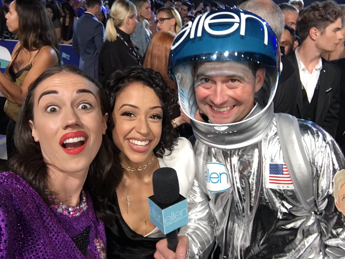 MirandaSings's tweet photo. Me and superwoman and Another guy. https://t.co/bP9VSqBvAk