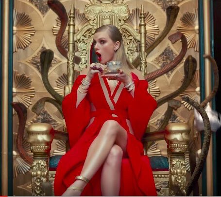 komugiyamazaki's tweet photo. ついに！！！
Taylor Swiftの新曲「Look What You Made Me Do」のミュージックビデオが公開されました！！！

もう色々衝撃的すぎて…💣また説明しますね🐍🐍🐍
MV➡︎ https://t.co/HQ4lalabWZ https://t.co/AHKBcLBxOF
