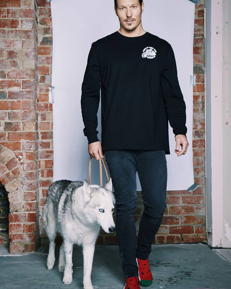 JoeyLightbulb's tweet photo. 🧦@RevolvrUpstairs trivia.
Win @fredrick_harold socks, booze&amp;meals.
Which sport does @chumpypullin *own*?
Socker
Snowboarding
Cheekboning
🧦 https://t.co/WbYdgyWhE0