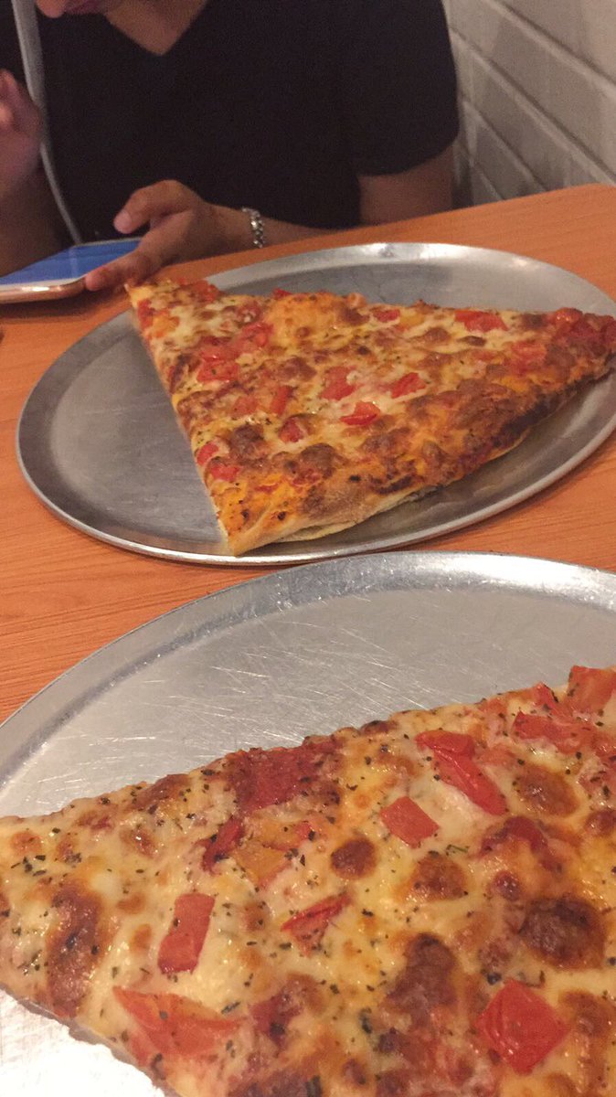 awan_nimrah91's tweet photo. Craves 🍕 https://t.co/V0foU280Mg