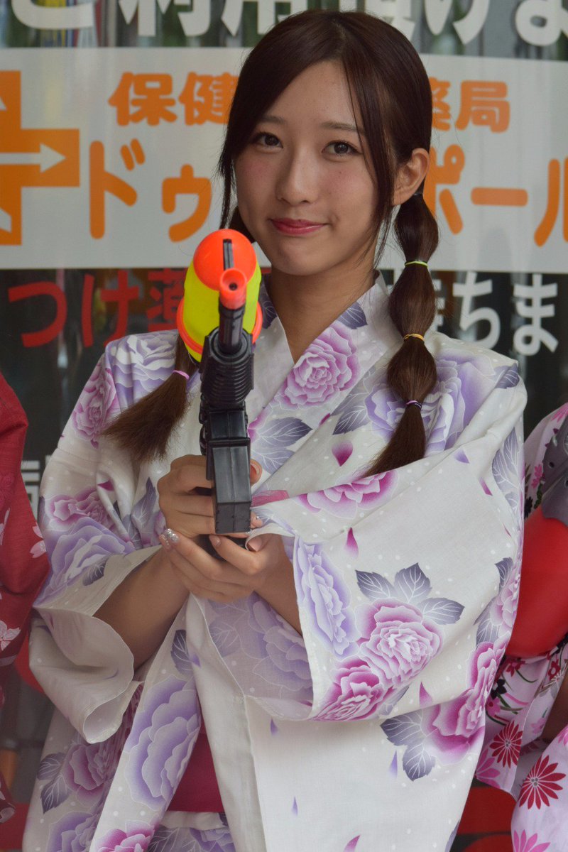 syu74hr's tweet image. 福岡のアイドルグループ HR " れいたん"安田玲さん③
劇場型カフェMINGO!xMINGO!前での「打ち水」イベント
"スナイパーれいたん"
もちろん撃たれました心も体も(笑)
物販の時に「カメラ濡れんかった?」って心配してくれましたけど大丈夫でした。