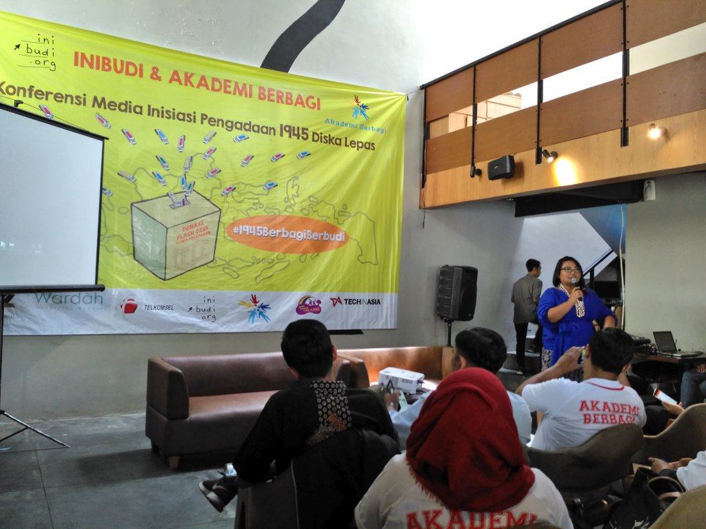 Acaranya sudah dimulai nih. Hayo, siapa yang baru tahu kalau bahasa Indonesianya flash disk itu diska lepas? #1945berbagiberbudi