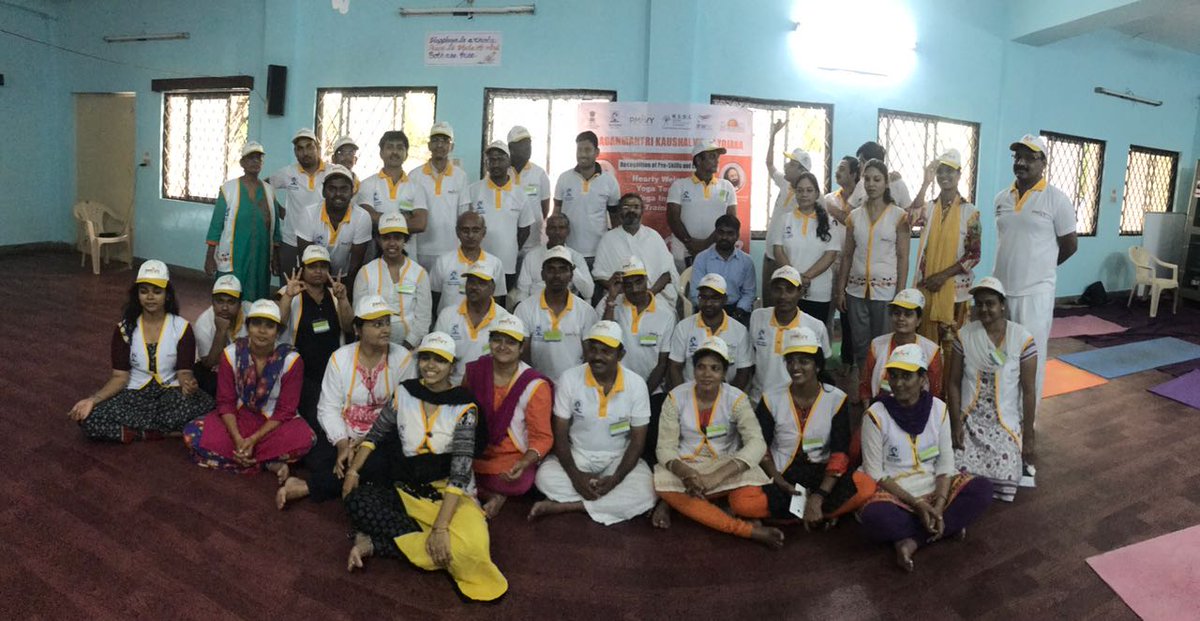 SSRDPPMKVYRPL's tweet photo. Yesterday Last Day Celebrated Of Yoga Instr RPL With Swami Niramalanad Ji @RajivPratapRudy @NSDCINDIA @wadhwa_anu @bnwssc @DevGoskiS @SriSri https://t.co/CVaglPnXp7