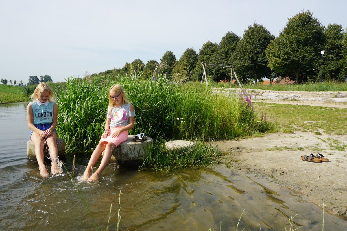 VanderTolbv's tweet photo. Wat een plezier, hier kan toch geen virtuele game tegen op! #buitenspelen #berkelenrodenrijs #tuinvanfloddertje @bureauRIS @Bureau_RIS https://t.co/wTRcq2WH6s