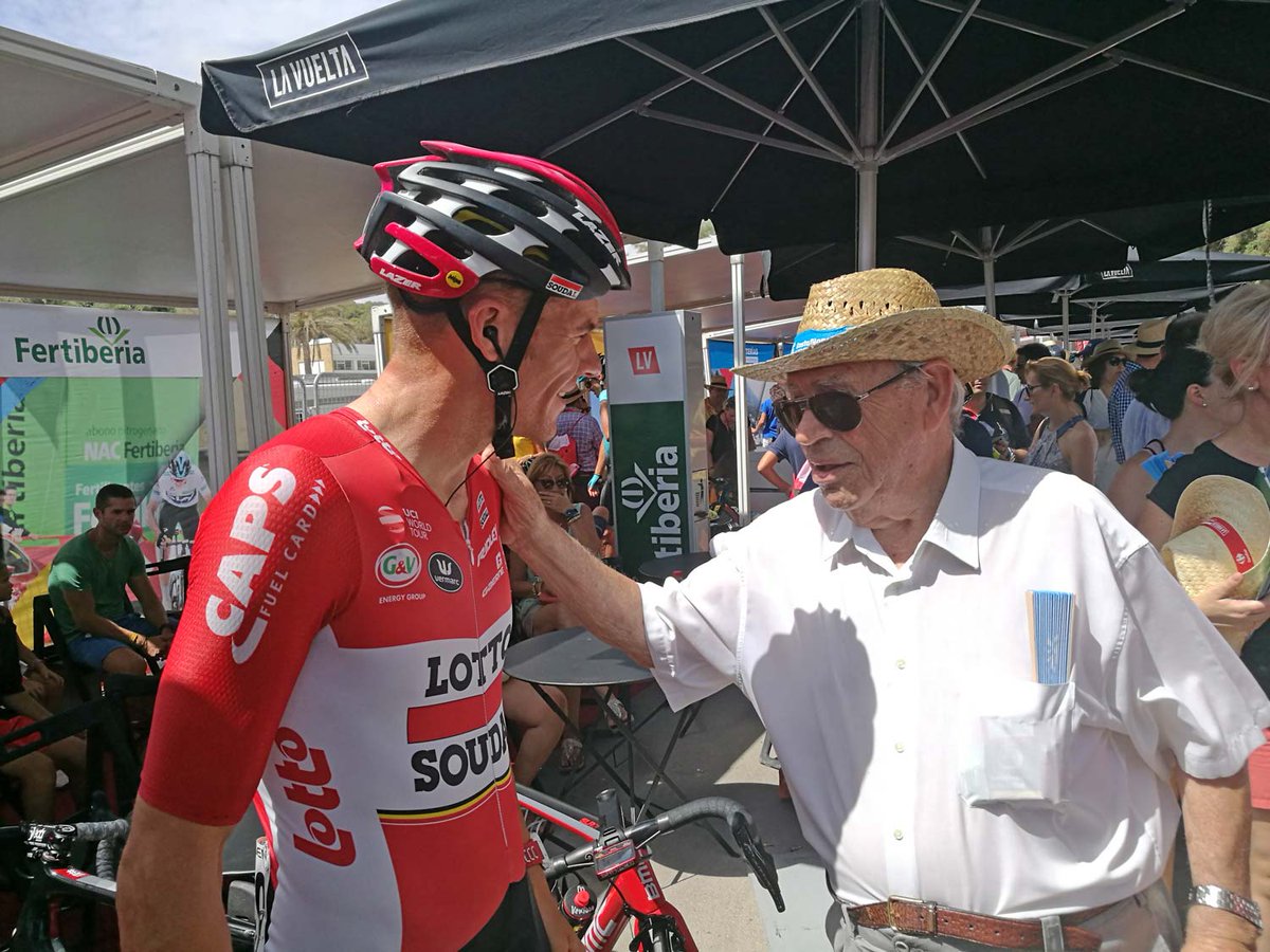 ridemediaHQ's tweet photo. When @HansenAdam met Bernardo.
@lavuelta #LV2017
Photo: Jean-François Quenet 
https://t.co/2n7KzKWILd https://t.co/YZF99HscKB