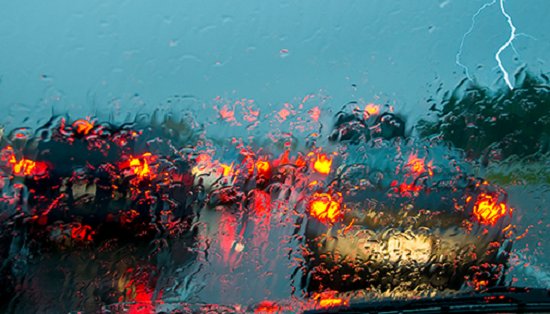 DGTes's tweet photo. ¿Sabes qué hacer si te sorprende una tormenta eléctrica? Para y, si no es posible, conduce con calma ⛈ 🌩 https://t.co/jXuIxovvqL https://t.co/Y3JfUYtWmb