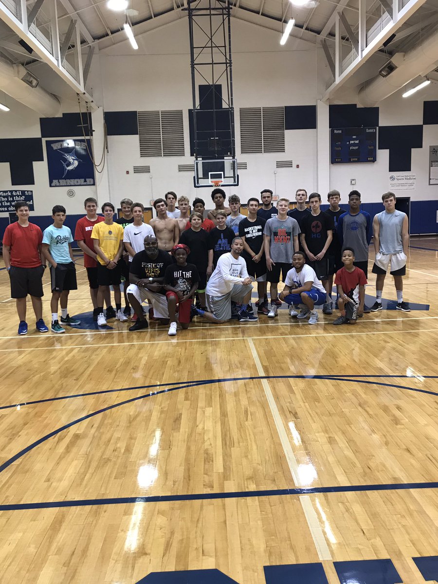 BowDownProd's tweet photo. Coaches and players from @ProStyleBb_PC Back2School Beach Bash Clinic 🏀🏀🔥🔥#fam https://t.co/FLnqYAzgdE