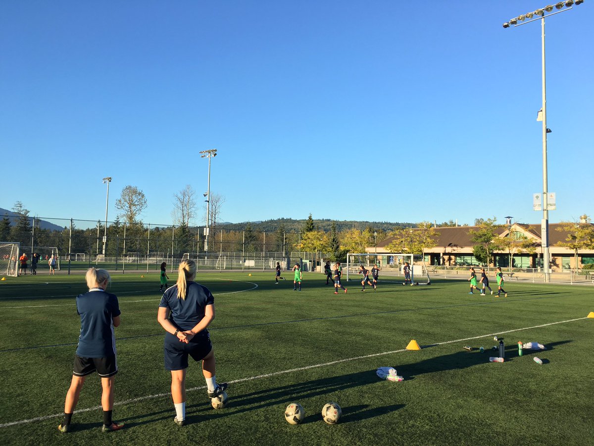 Evening matches in full swing. @maiavink and <a href="/EmmaHumphries6/">Emma Humphries</a> watching over the match.