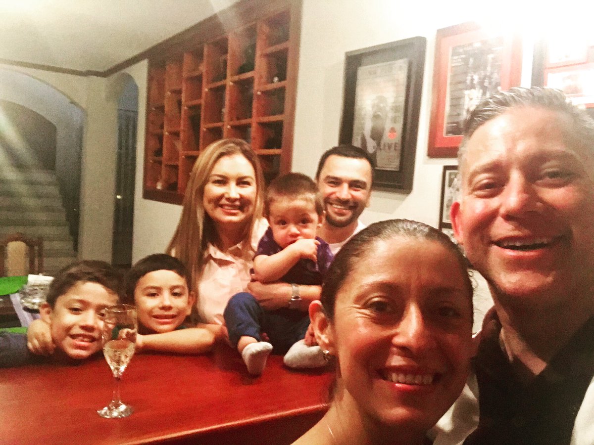randallvargas's tweet photo. Muy Feliz BDAY mi querida @nubiavig
Gracias mi hermano @FelipeCastroAr por pasarla acá en casa.
Abrazo! https://t.co/sWhEuQ2w5M