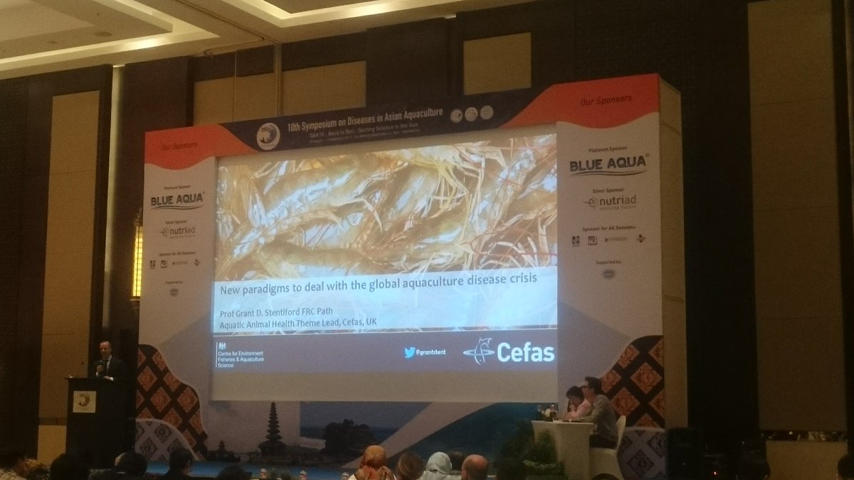 Opening the first #DAA10 session, @grantstent from <a href="/CefasGovUK/">Cefas</a>. New paradigms in #aquaculture #disease