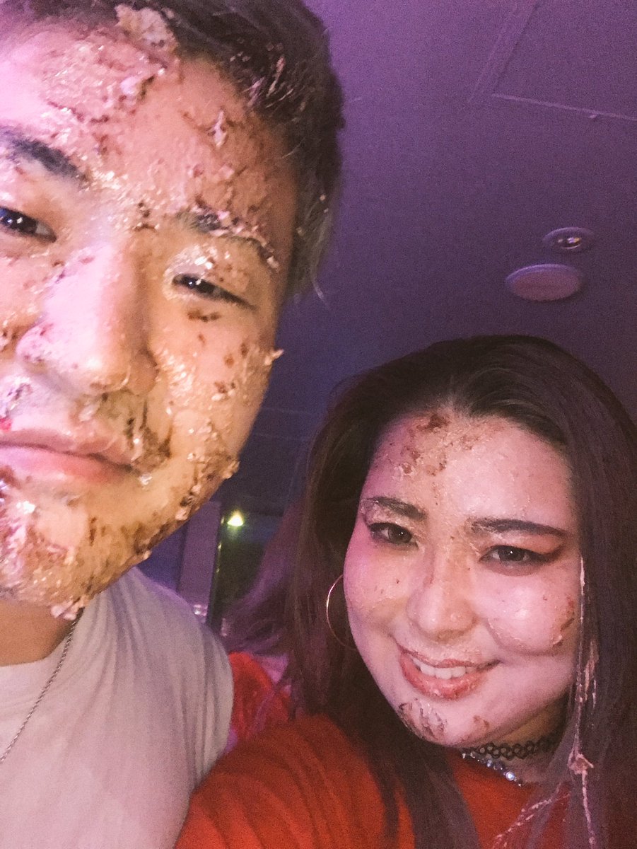 DJ_POYO_JP's tweet photo. DJ SONE さん
Happy Birthday🎉🎂🎈
何故か顔面ケーキ
巻き添いくらうってゆー...
#DJSONE
#DJSixten
#SONETEN
#Camelot
#HBD https://t.co/CZKe9bgDtt