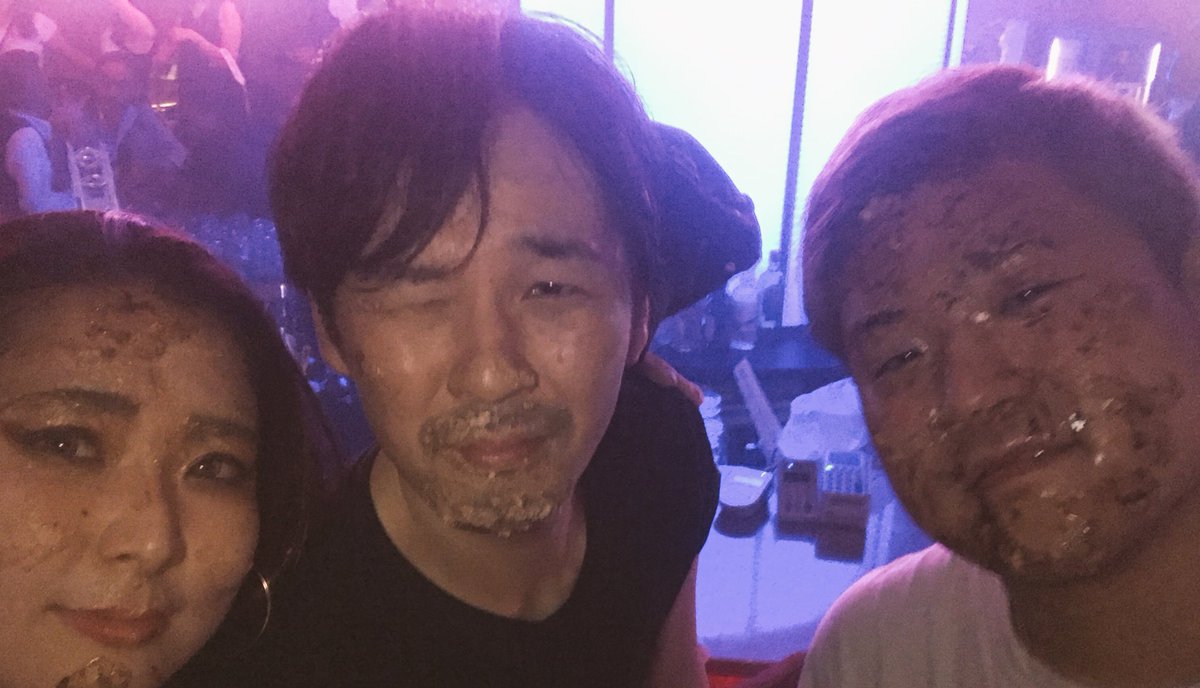 DJ_POYO_JP's tweet photo. DJ SONE さん
Happy Birthday🎉🎂🎈
何故か顔面ケーキ
巻き添いくらうってゆー...
#DJSONE
#DJSixten
#SONETEN
#Camelot
#HBD https://t.co/CZKe9bgDtt