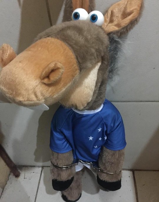 cavalinhodocec's tweet photo. Eu fui preso, e serei julgado pelo Supremo Tribunal Equino por ter batido muito no Cavalinho do Grêmio na Copa do Brasil. #RT = me absolver. https://t.co/wGr9floQsj