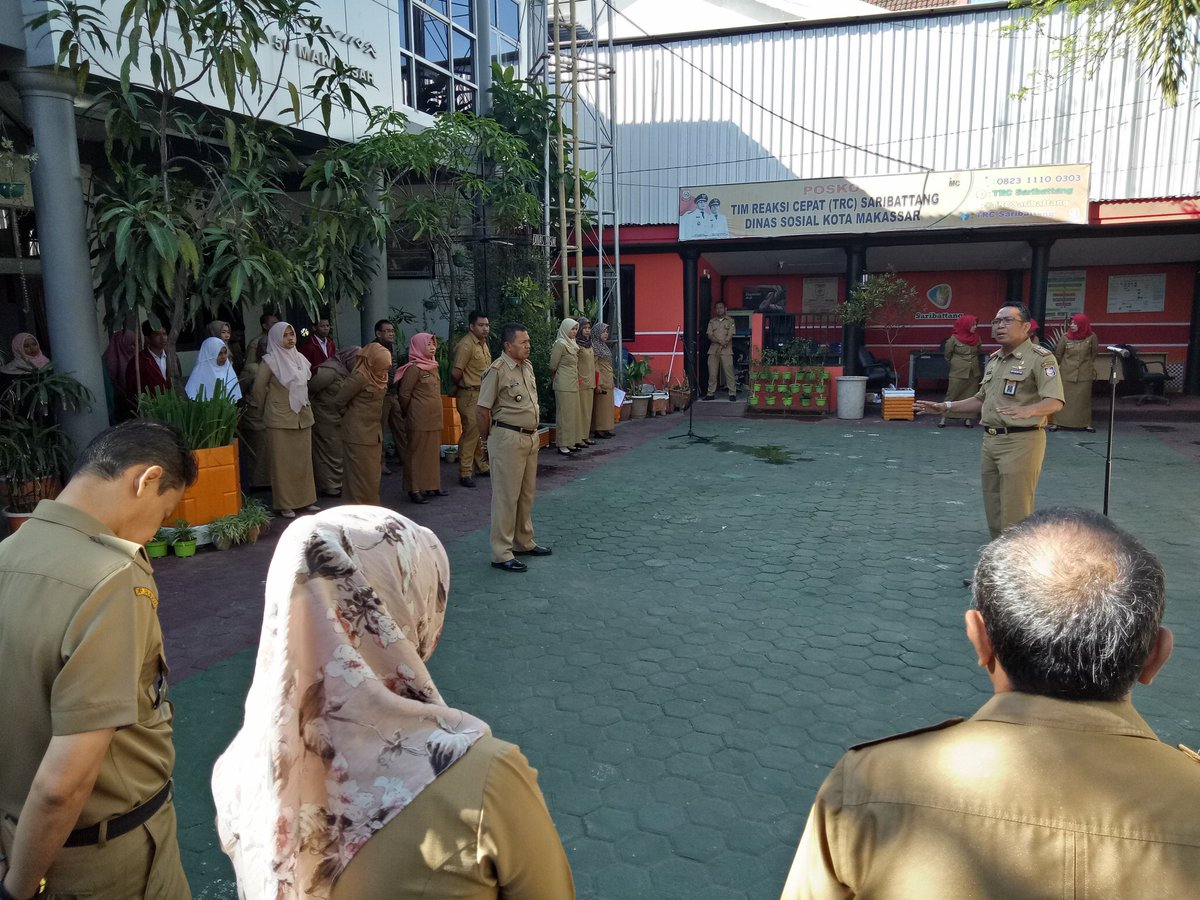 DinsosMKS's tweet photo. Kadis Sosial DR. H. Mukhtar Tahir.M.Pd  Pagi ini. Senin, 28 Agustus 2017. Memimpin Upacara Bendera dikantor Dinas Sosial Kota Makassar. https://t.co/Kw1MNCa5vq