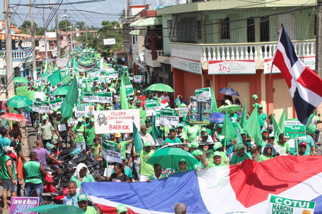 FALPOsfm's tweet photo. La consigna más vociferada por el pueblo #CotuiMarcha fue "El pueblo trabajando y el PLD robando" la gente viviendo mal y ellos como reyes. https://t.co/Hw2wtpRB1t