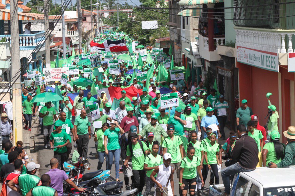 FALPOsfm's tweet photo. La consigna más vociferada por el pueblo #CotuiMarcha fue "El pueblo trabajando y el PLD robando" la gente viviendo mal y ellos como reyes. https://t.co/Hw2wtpRB1t