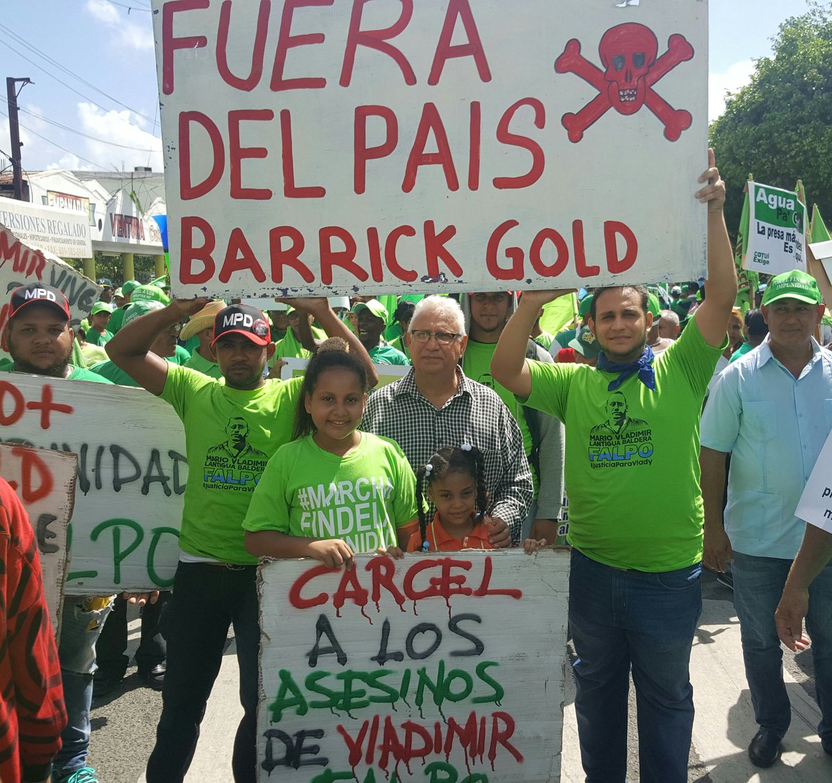 FALPOsfm's tweet photo. #CotuiMarcha FUERA BARRICK GOLD minera ASESINA Y LADRONA y complices nacionales (PLD). #FinDeLaImpunidad #FuerasCorruptos #PLDMafiosos https://t.co/G8XwM1e1nu