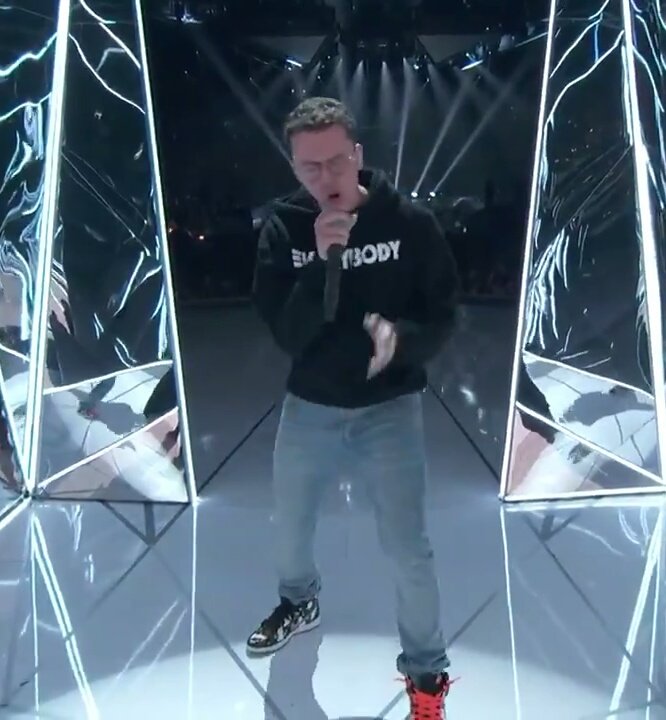 MEGAiZAY's tweet photo. Logic out here saving lives! #mustrespect👏  #VMAs @Logic301 https://t.co/FNTDni2hba