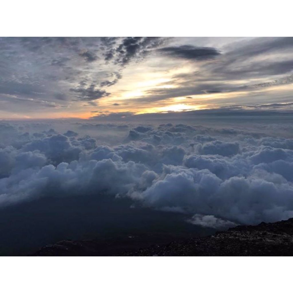 littleflowertha's tweet photo. Tudo o que mais gosto principalmente quando vc mesmo tira 😍 #iclimbed #MtFuji 🏃‍♀️🌋🌌🌅🇯🇵⛩🔙 https://t.co/fosSClvwyH