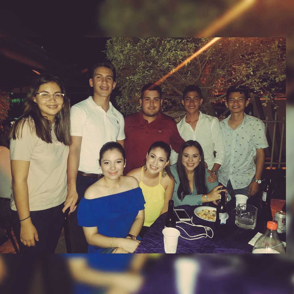 Padilla_Tefy's tweet photo. Noche de Prim@s 😍😎 #Familia #DrinkingBar 😏🍻💃🎶 https://t.co/zNGGfblXo0