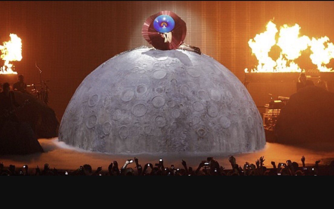 newly95nick's tweet photo. Gaga's 2011 Marry the Night EMAs performance says hi 😂😂😂#VMAs #KatyPerry https://t.co/YDYauXtDbO