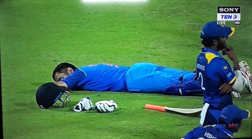 cricketaakash's tweet photo. Dhoni has got too much chill...
'Wake me up when you're done with throwing bottles' 😊🙏😛 https://t.co/54HbruPj5s