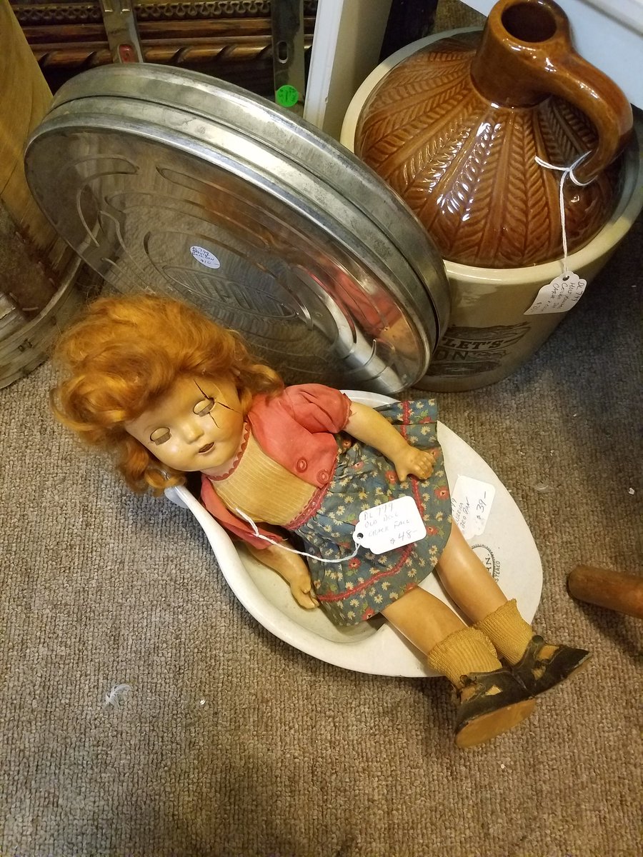 BrookexJones's tweet photo. Spooky finds at the antique mall☠ https://t.co/y8cfTZ2FHF