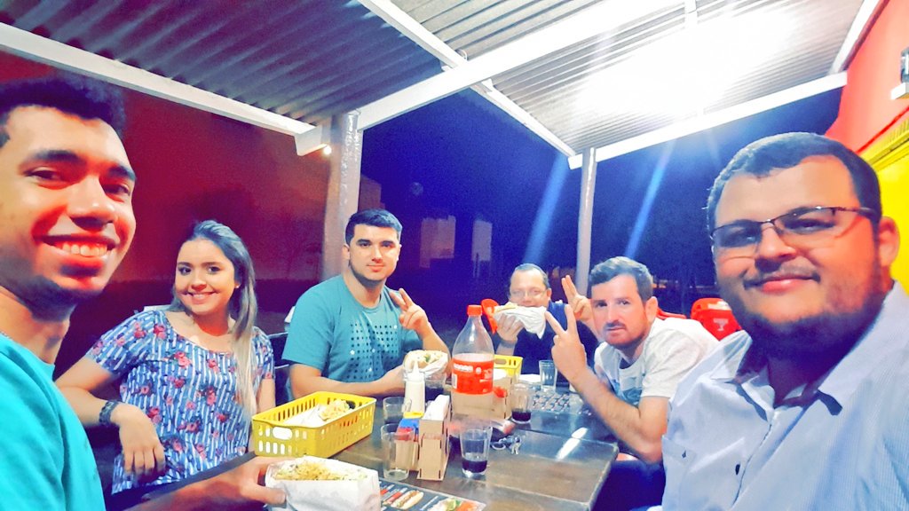 Andherluiz's tweet photo. Pós culto de domingão... #HotDog diferenciado ... com os amigos #Xandox #Cleiton #GabrielDuarte @carolpimenta7 @rafaelmilanienf https://t.co/ymjn43ULFq