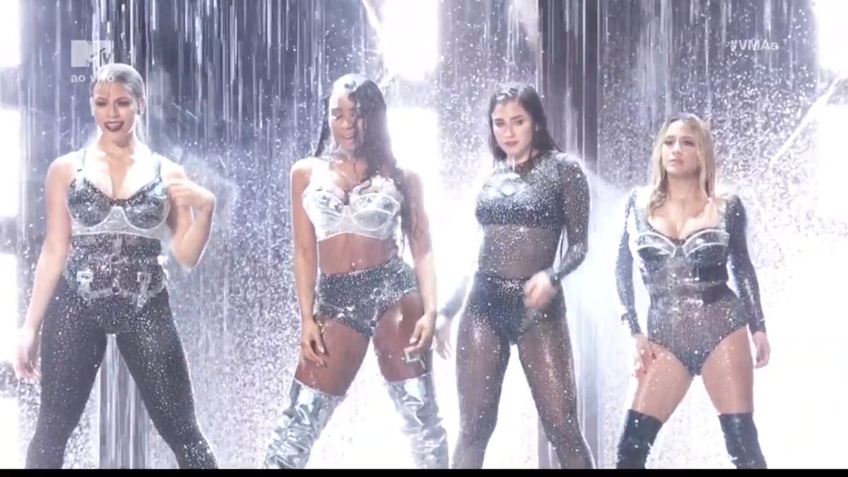 tensobb's tweet photo. sequência:
-camila pulou fora e deixou elas
-5h pulou pra umaNova era
-5h quebrou as portas(liberdade)
-5h de alma lavada e feliz fim
#VMAs https://t.co/TYXpPbpPAo