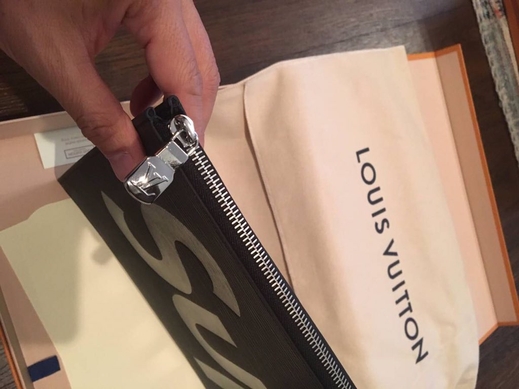 SUPREME91109422's tweet photo. LouisVuitton×Supreme 

超激レア⭐️
クラッチバッグ👝

応募方法は↓
フォロー&amp;リツイート！！

リプで当選率UP🔥

#LouisVuitton
#Supreme https://t.co/wRrKhnLeQK