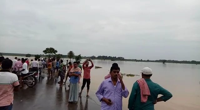 News18Odia's tweet photo. ନବରଙ୍ଗପୁର:ଲଗାଣ ବର୍ଷା ଯୋଗୁଁ ଚିକିଲି-ତୁରି ନଦୀରେ ଜଳସ୍ତର ବୃଦ୍ଧି,ପାପଡ଼ାହାଣ୍ତି ଗାଁର ପାଇକସାହି ପାଣି ଘେରରେ #Odisha https://t.co/dml9Fic1kq