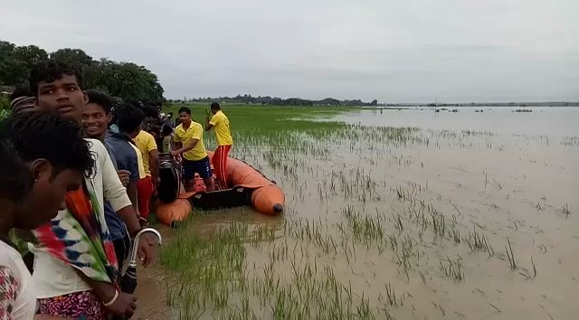 News18Odia's tweet photo. ନବରଙ୍ଗପୁର:ଲଗାଣ ବର୍ଷା ଯୋଗୁଁ ଚିକିଲି-ତୁରି ନଦୀରେ ଜଳସ୍ତର ବୃଦ୍ଧି,ପାପଡ଼ାହାଣ୍ତି ଗାଁର ପାଇକସାହି ପାଣି ଘେରରେ #Odisha https://t.co/dml9Fic1kq