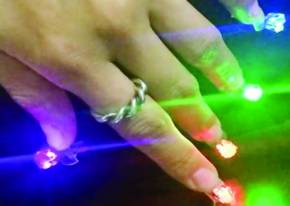 Waqtnewstv's tweet photo. کوریا میں ناخنوں پر روشن ایل ای ڈی کا رجحان
#Korea #LEDNails 
https://t.co/ZItNFMOfm0 https://t.co/QyWWQfwKr5