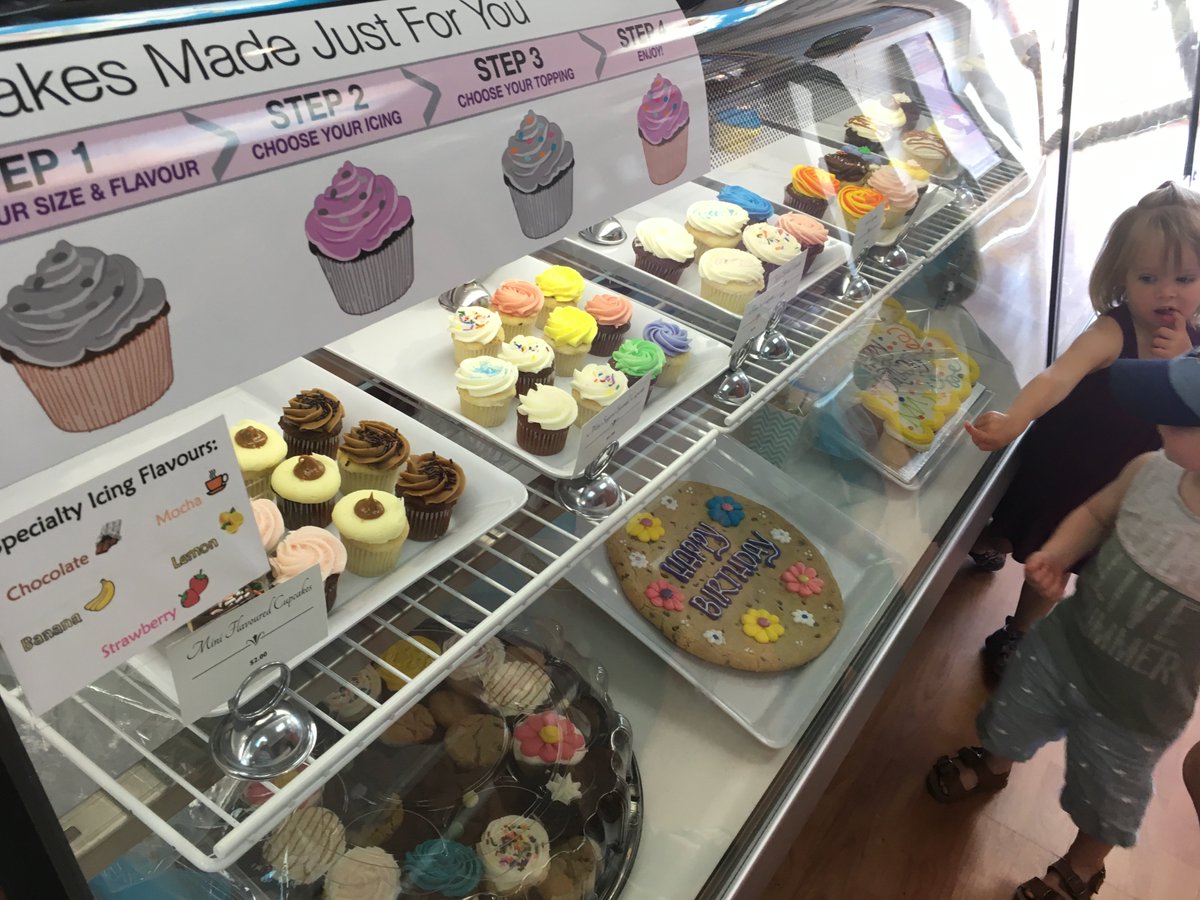 AllergyBitesTO's tweet photo. This yummy #nutfree bakery lets you customize your cupcakes: https://t.co/XHhF1OWL4k @CakesByRobert #allergyfriendly #review #cupcakebar https://t.co/1jc6WlXW46