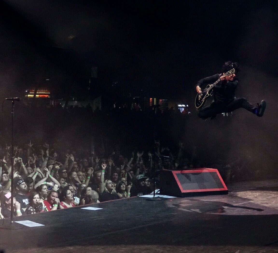 billiejoe's tweet photo. Here's a fun pic from Buffalo last night https://t.co/7cdkgFiyPP
