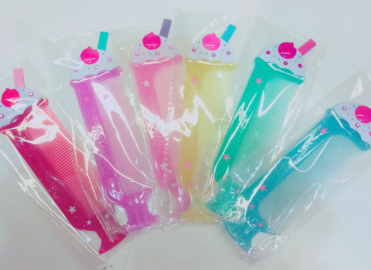 SWIMMER_KGSM's tweet photo. ✎︎＿＿＿＿＿＿＿＿＿＿＿＿

先日鹿児島店では新商品は今後入荷しないとお伝えしましたが、急遽人気アイテムが入荷することになりました☆彡

◎ソーダコーム￥200(+税)

人気のクリームソーダアイテムに
コームが初登場*ଘ(੭*ˊᵕˋ)੭* ੈ✩‧₊˚
プチプラが嬉しい💕 https://t.co/QN5uJroFVP