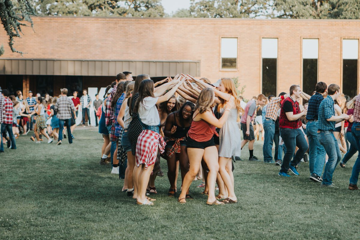 georgefox's tweet photo. It's the Hoedown, the last big event of #WelcomeWeekend2017 before classes start tomorrow! https://t.co/BT8usqsA8X