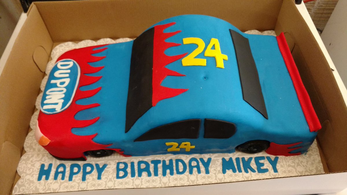 MFmikey10's tweet photo. @JeffGordonWeb cake was perfection. #LegendaryCake https://t.co/XTeydwdSA5