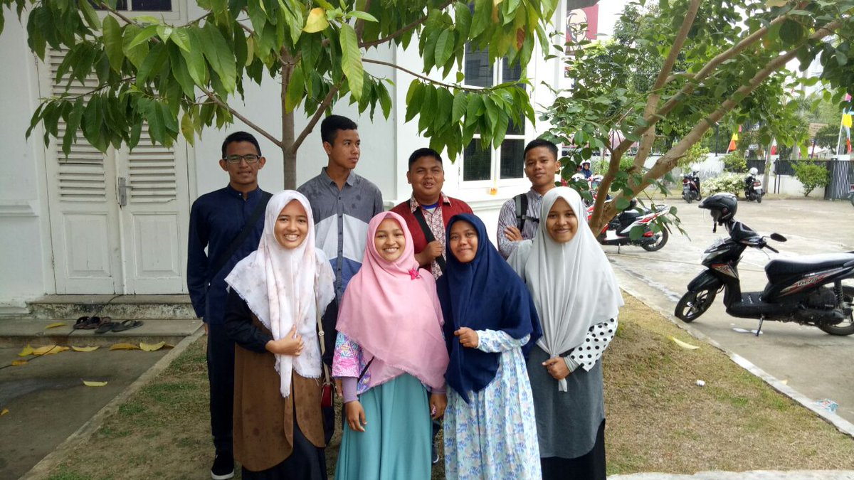 Scholarship hunter? 😁
Ngak juga🤓,  cuman baru siap ikot seminar"beasiswa ke luar negri"