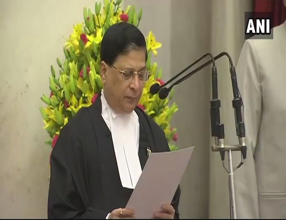 News18Odia's tweet photo. #SupremeCourt ର ପ୍ରଧାନବିଚାରପତି ଭାବେ ଶପଥ ନେଲେ ଜଷ୍ଟିସ ଦୀପକ ମିଶ୍ର,ଶପଥ ପାଠ କରାଇଲେ ରାଷ୍ଟ୍ରପତି ରାମନାଥ କୋବିନ୍ଦ https://t.co/suXWwg8yxU