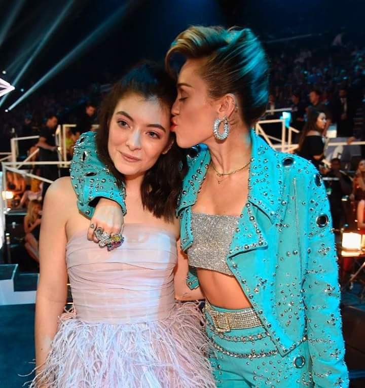 TeamLordePanama's tweet photo. OMG! 😍👑. @lorde &amp; @MileyCyrus 💕👭. #VMAs #Lorde #MileyCyrus @mas23tv #T10 https://t.co/YTTRqPRDYq