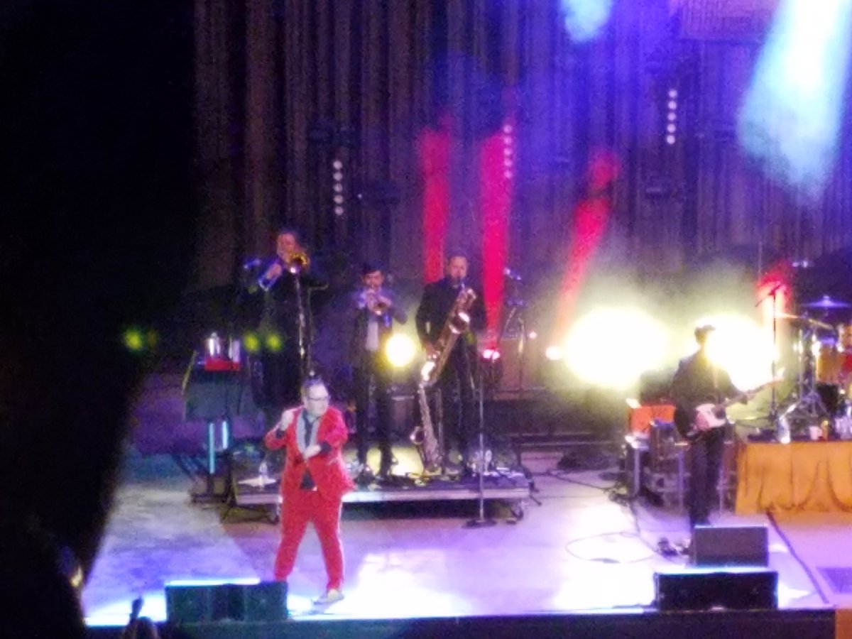 robbysroom's tweet photo. @StP_BrokenBones #PaulJaneway's #crimson #houndstooth suit is fit for a revival at #SDSU #Aztecs meet #BlueEyedSoul! https://t.co/QuJJfGxrjD