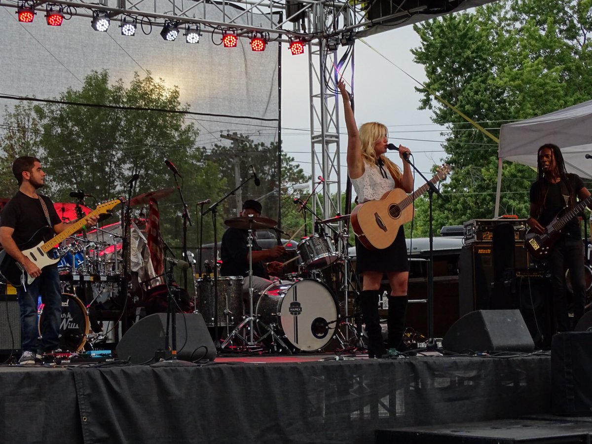 MorganMylesLIVE's tweet photo. So awesome opening for long time friend @jrodfromoz last night at #SangamonRiver Music Fest! Thank you so much for having us!!!! #SRMF https://t.co/qffV6iMf8X
