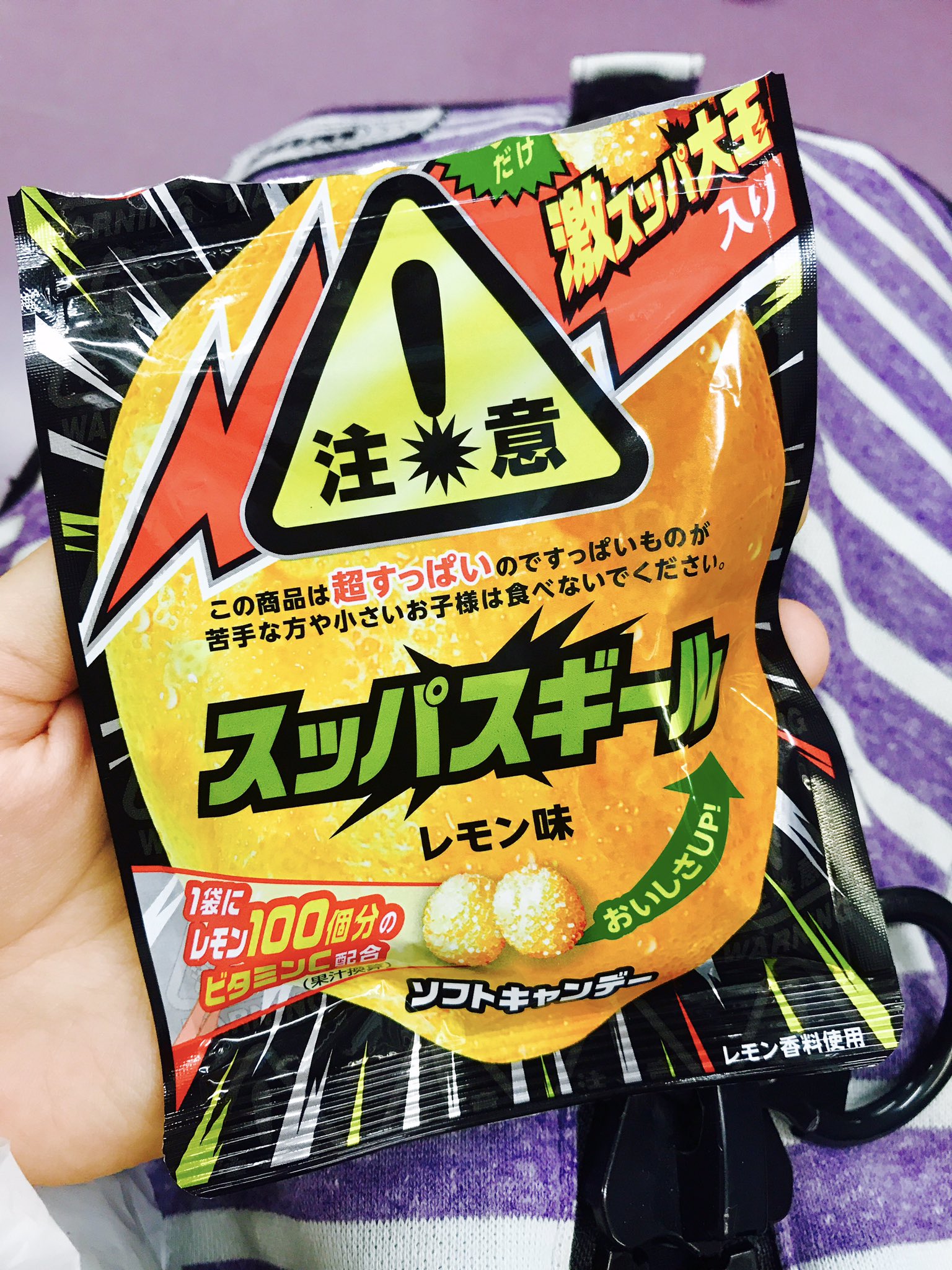 石田 今まで激すっぱい 系ソフトキャンディのお菓子をいくつか興味本位で買ってたけど今回のこれはやばい 舌の感覚が麻痺する 舌の上の全てが 酸っぱい を感知する 小粒と大粒があるんだけど小粒でこれ 大粒が怖くてまだ手を出してない 8