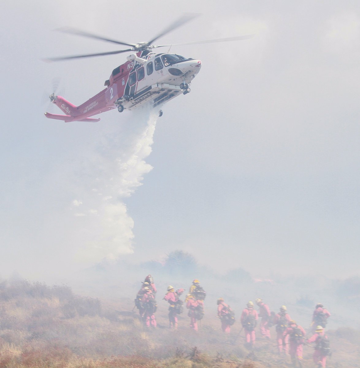 GregDoyle50's tweet image. LA City Fire-2 assisting on the Sierra Fire in Acton today. #automaticaid @LAFDtalk @LAFDAirOps @LACoFireAirOps