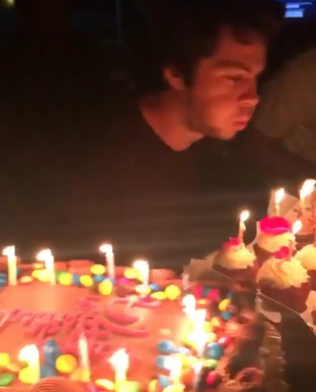 Dylan O Brien Army Asia A Twitter Dylan With His Friends Family And His Cake On His Birthday Dylanobrien