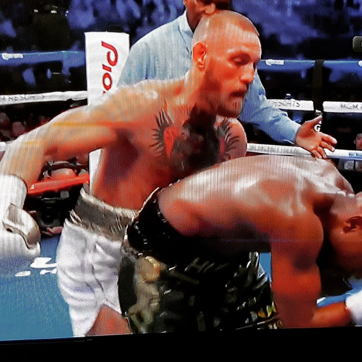 PixelSpeakers's tweet photo. @piersmorgan @FloydMayweather Did @FloydMayweather fight like a champ or a coward?
@FMW Game plan... cower from @TheNororiousMMA for 8 rounds... then fight.   NOT TBE!!! https://t.co/zApVgoBoFq
